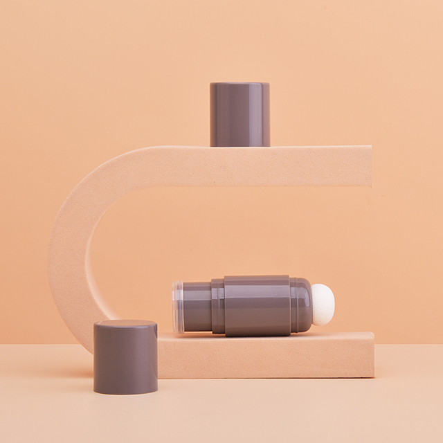 Круглый тюбик для консилера с двумя головками и силиконовой насадкой-кистью