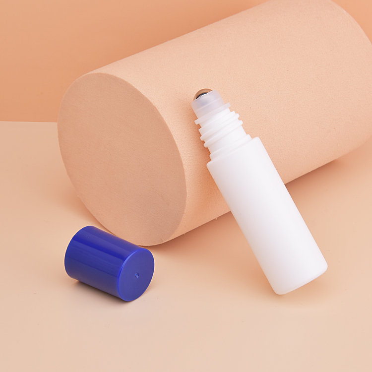 Круглая бутылочка с кремом для глаз небольшого размера с роликовым шариком