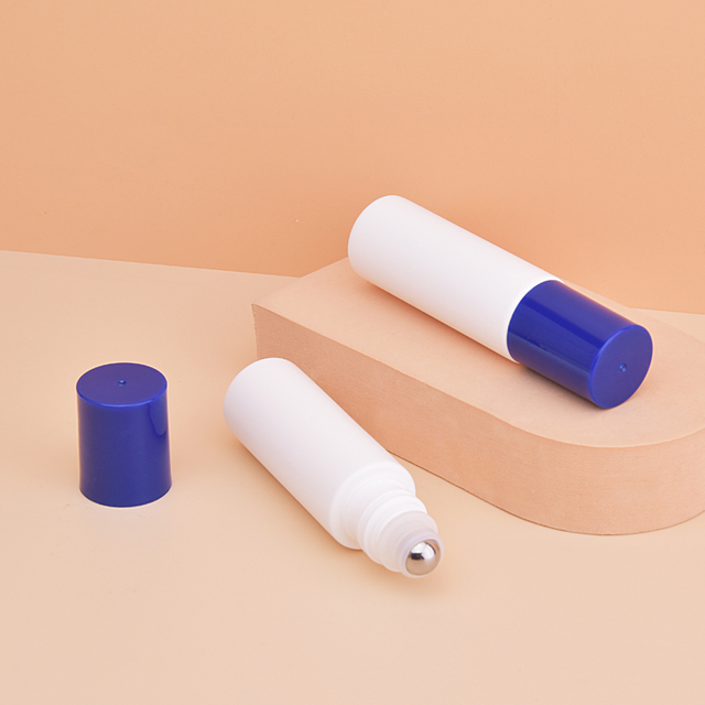 Круглая бутылочка с кремом для глаз небольшого размера с роликовым шариком