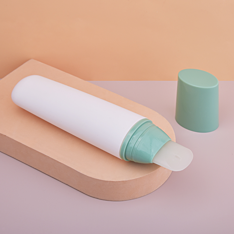 ПЭ-тюбик емкостью 100 мл с силиконовой насадкой-щеткой