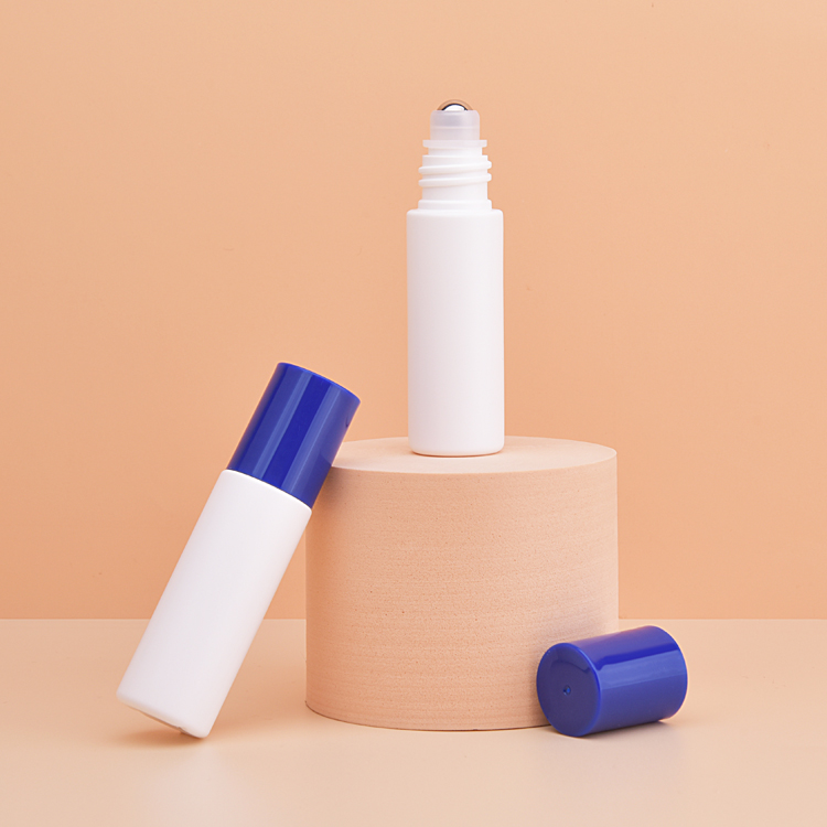 Круглая бутылочка с кремом для глаз небольшого размера с роликовым шариком