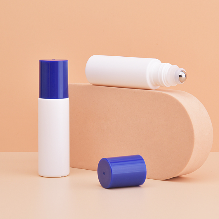 Круглая бутылочка с кремом для глаз небольшого размера с роликовым шариком