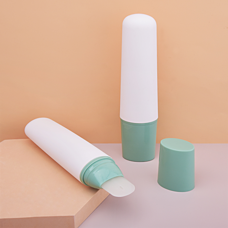 ПЭ-тюбик емкостью 100 мл с силиконовой насадкой-щеткой