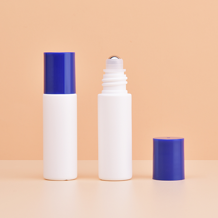 Круглая бутылочка с кремом для глаз небольшого размера с роликовым шариком