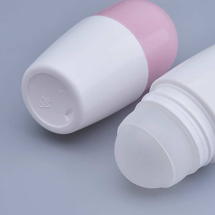 Бутылка с круглым роликом емкостью 50 мл и полиэтиленовым держателем